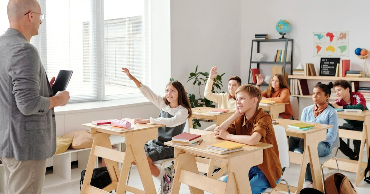 Professor e alunos em uma sala de aula, imagem usada para ilustrar gramática histórica